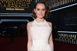 Daisy Ridley wears Chloé to the world premiere of “Star Wars: The Force Awakens”