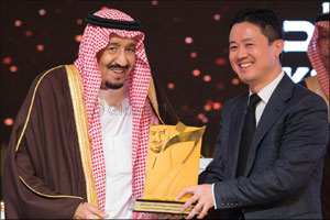 The Custodian of the Two Holy Mosques King Salman bin Abdulaziz honored Huawei with the First Place Prize of the King Khalid Responsible Competitiveness Award