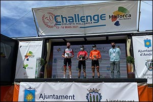 Laengen Podiums in Mallorca while Gaviria 9th after Crash in Giro
