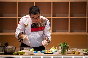 Celebrated Indonesian chef Vindex Tengker Cooks up Island Flavours at SIBF 2022