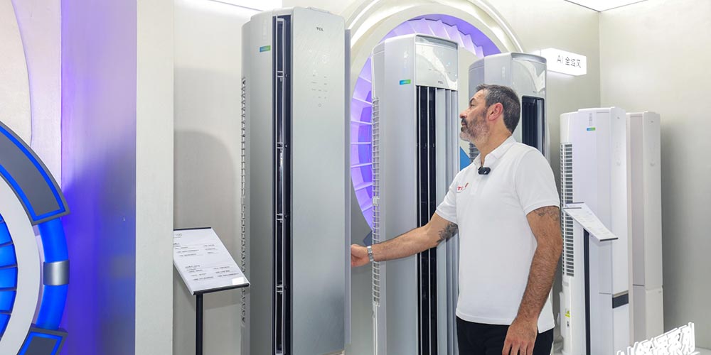 Arsenal Legend Robert Pirés Visits TCL Air Conditioner Smart Manufacturing Base, Experiencing "Champion-Level" Smart & Healthy Air