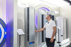 Arsenal Legend Robert Pirés Visits TCL Air Conditioner Smart Manufacturing Base, Experiencing "Champion-Level" Smart & Healthy Air