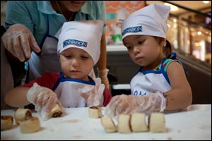 Decorate a Cinnabon Roll at Sahara Centre
