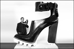 Kenneth Cole wins Guinness World Record for World's Largest Shoe