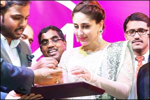 Kareena Kapoor Khan prebooks the historical ‘Dubai Celebration Chain' from Dubai's biggest outlet – Malabar Gold & Diamonds