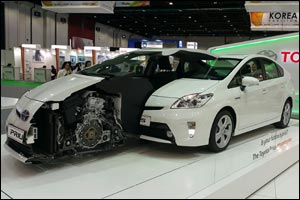 Al-Futtaim Motors Toyota ushers a greener future with hybrid vehicle handover to Dubai Municipality