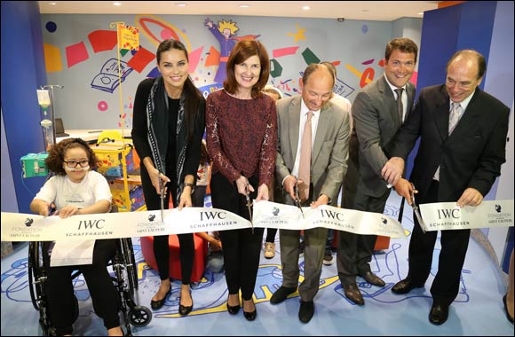 Adriana Lima cuts the ribbon on “The Little Prince” Library in Children's Hospital